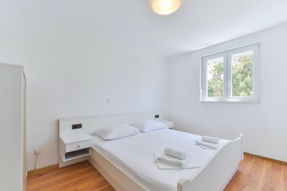 Royal I | Two-Bedroom Apartment BSMT - Image 3