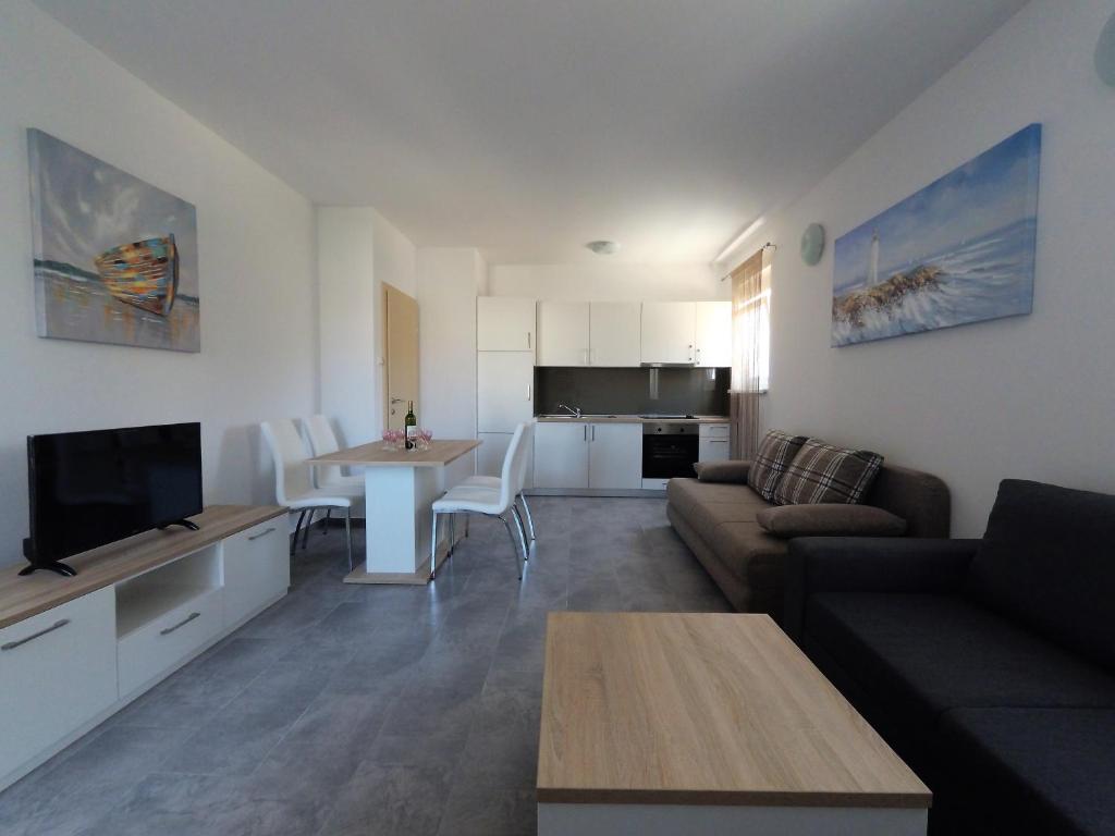 Coco Pool House | Two-Bedroom Apartment with Balcony - Image 3