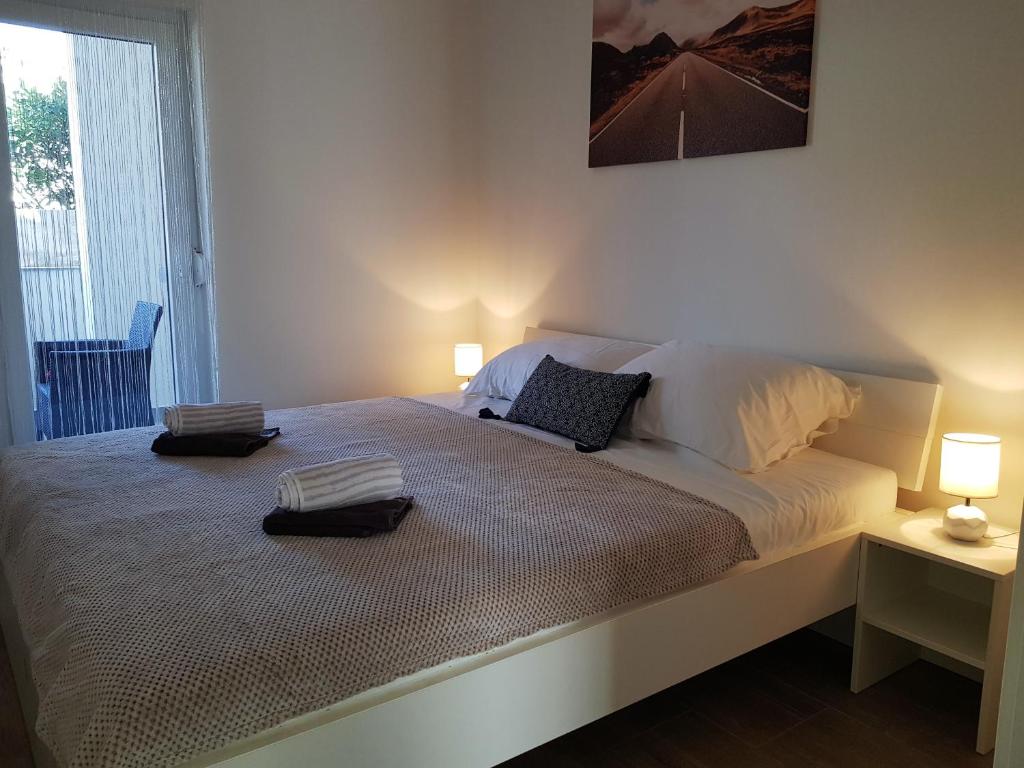 Coco Pool House | Two-Bedroom Apartment with Balcony - Image 11