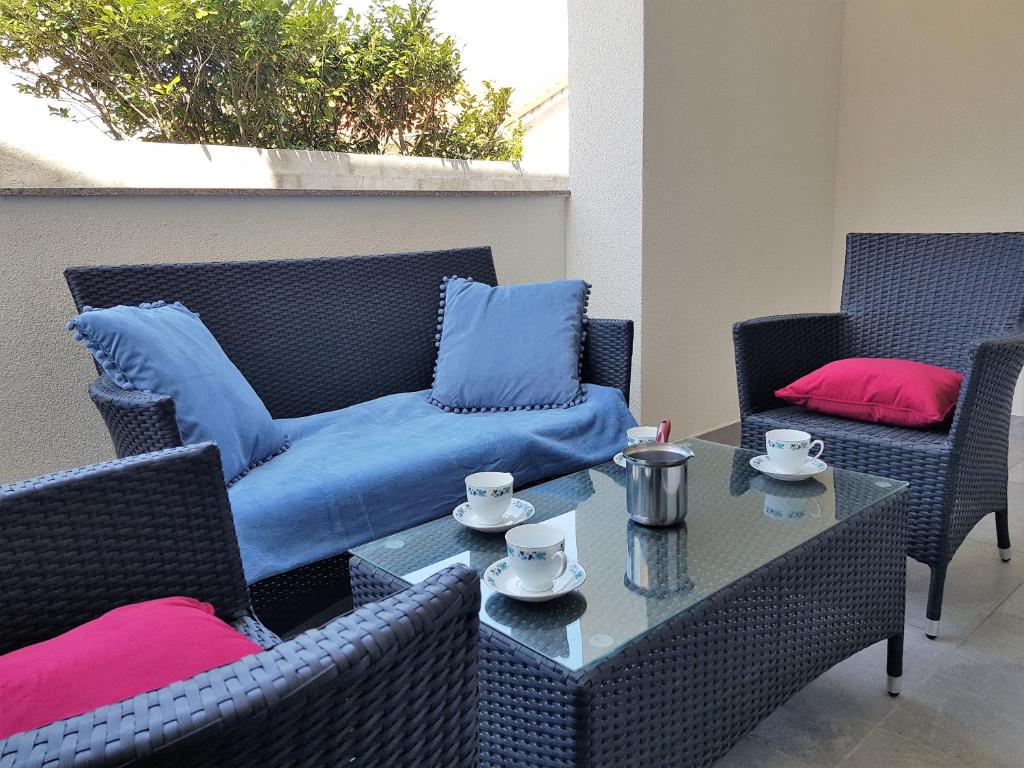 Coco Pool House | Two-Bedroom Apartment with Balcony - Image 12