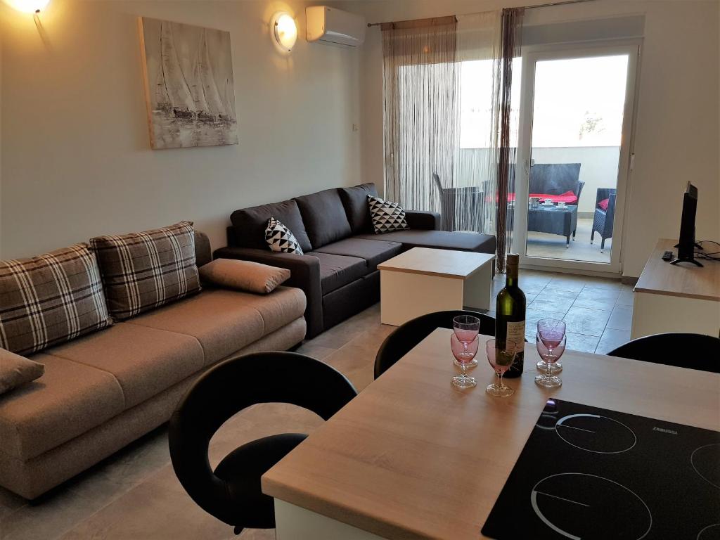 Coco Pool House | Two-Bedroom Apartment with Balcony - Image 4
