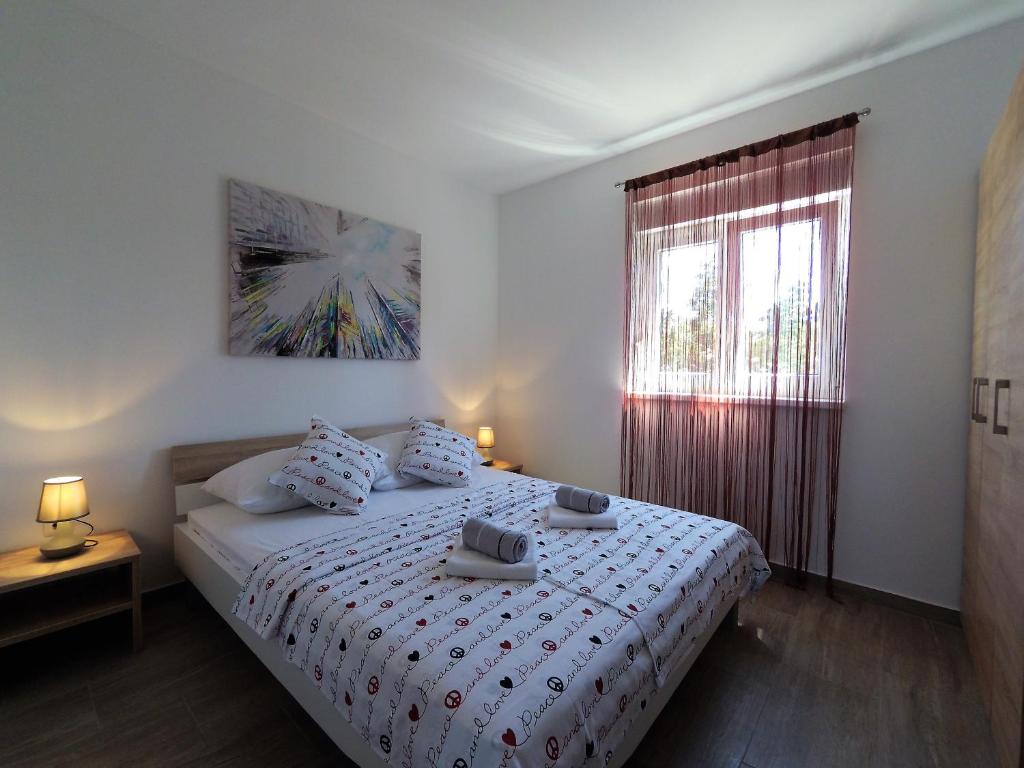 Coco Pool House | Two-Bedroom Apartment with Balcony - Image 6