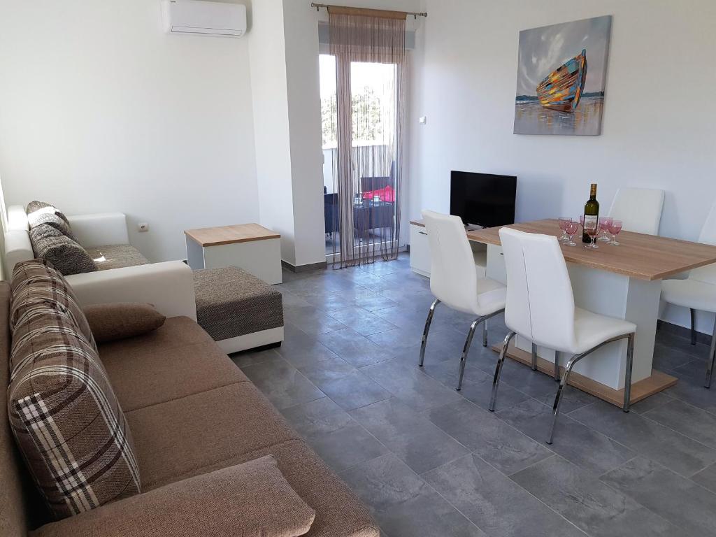 Coco Pool House | Two-Bedroom Apartment with Balcony - Image 7