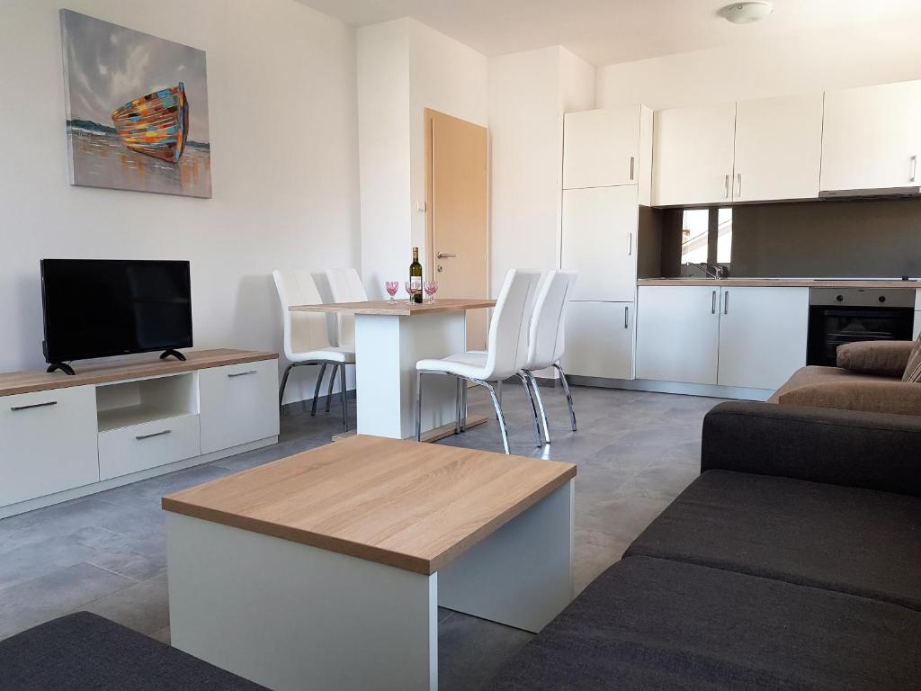Coco Pool House | Two-Bedroom Apartment with Balcony - Image 8