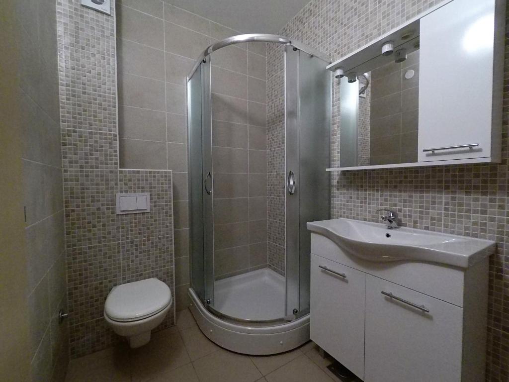 Coco Pool House | Two-Bedroom Apartment with Balcony - Image 9