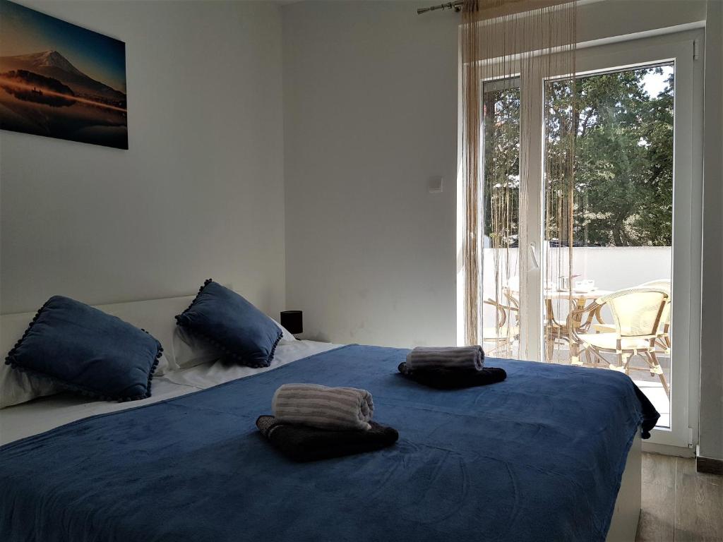 Coco Pool House | Two-Bedroom Apartment with Balcony - Image 10