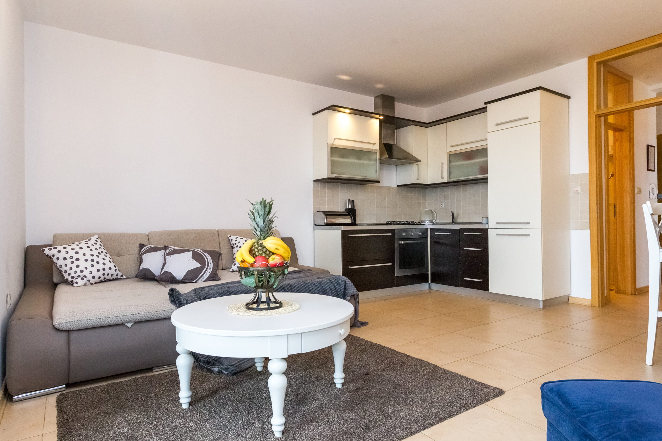 Maru | Comfort Two-bedroom Apartment with Terrace - Image 7