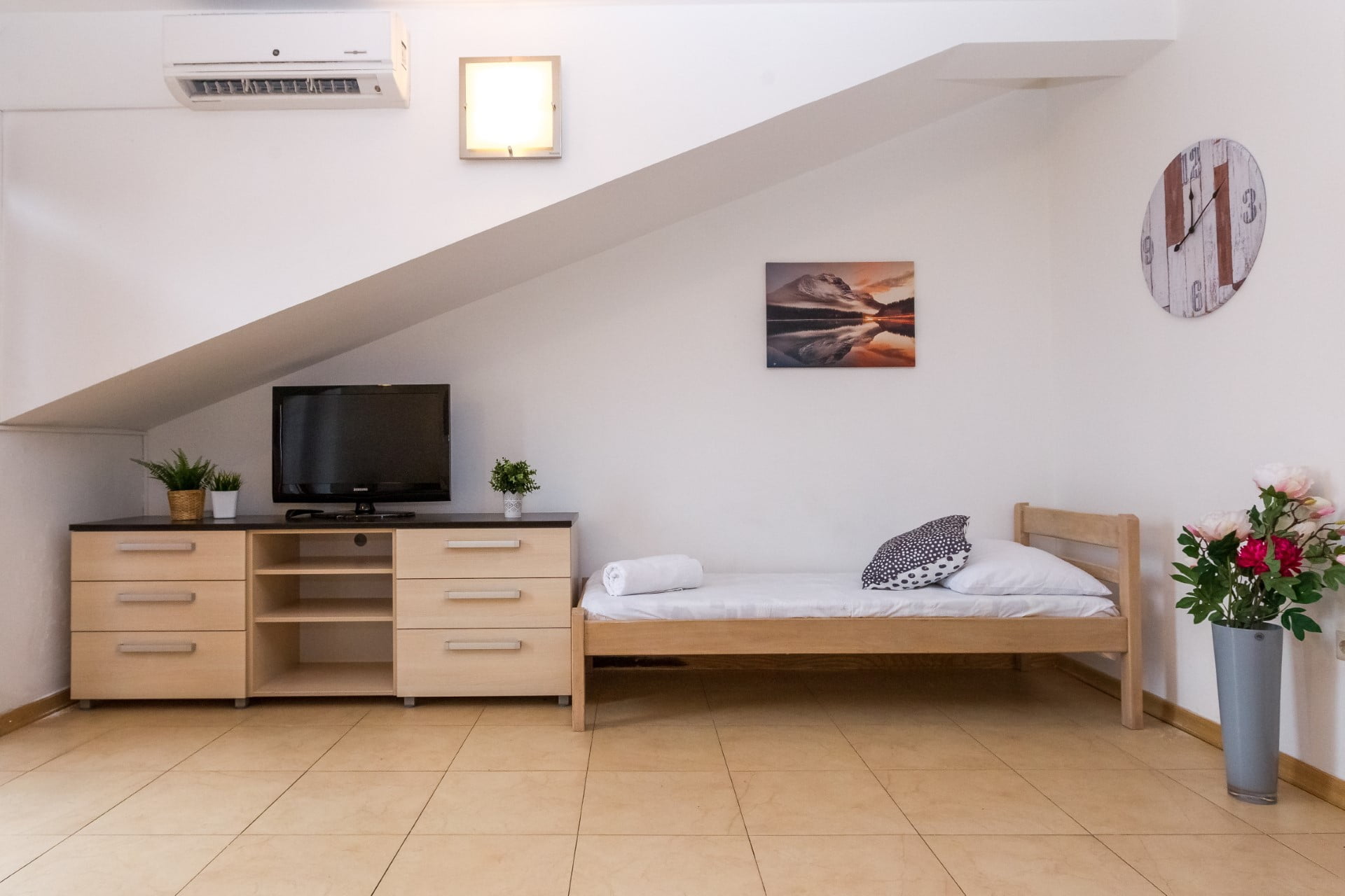 Maru | Comfort One-Bedroom Apartment with Terrace and Partial Sea View - Image 2