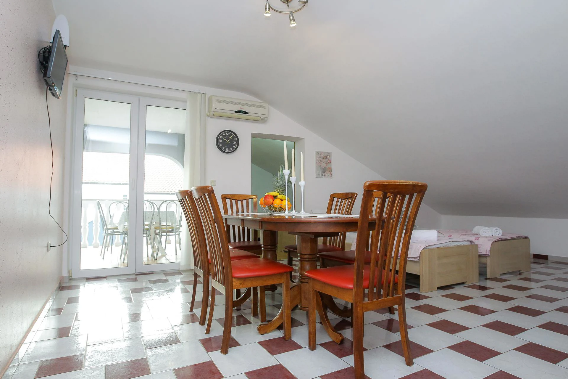Lucky Luke | Two-bedroom apartment - Image 10