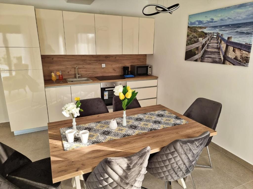 Shark Deluxe | Two Bedroom Apartment - Image 16