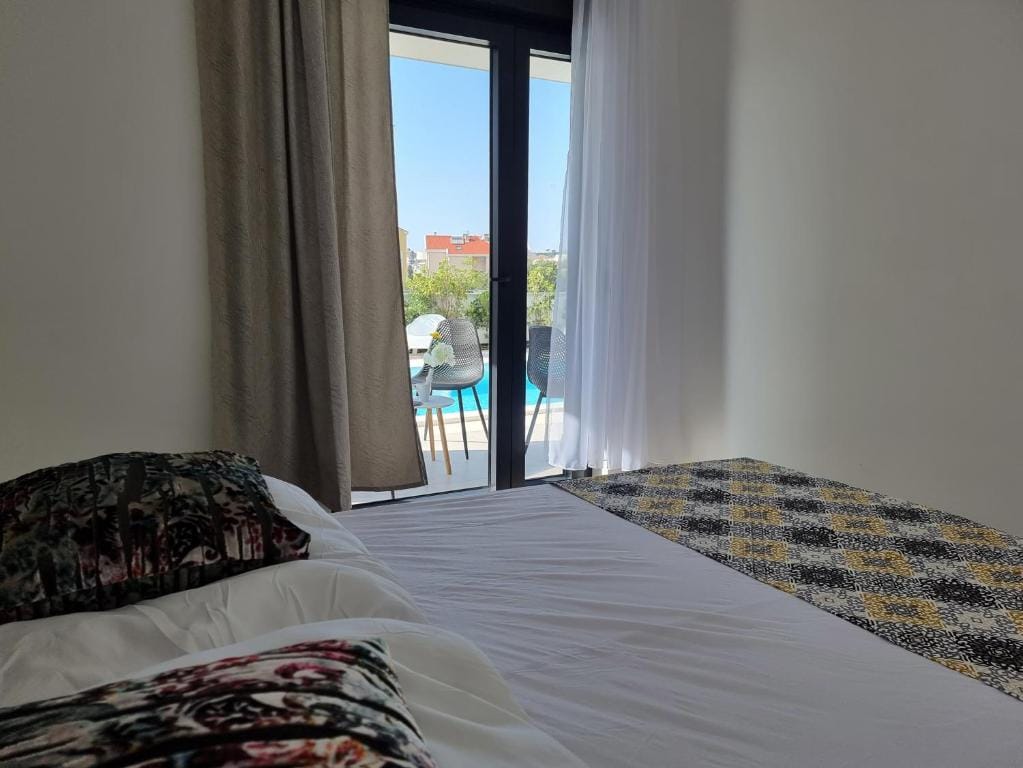 Shark Deluxe | Two Bedroom Apartment - Image 15