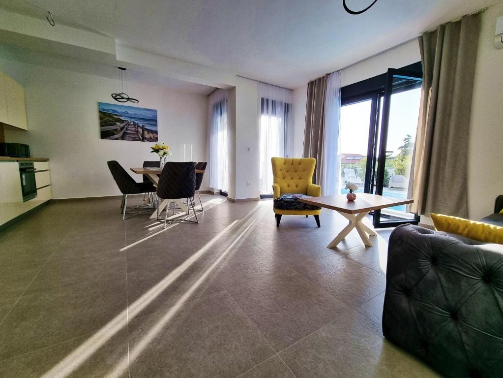 Shark Deluxe | Two Bedroom Apartment - Image 9