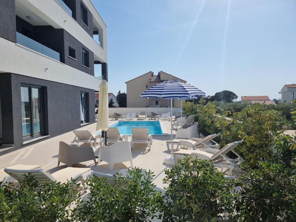 Shark Deluxe | Two Bedroom Apartment - Image 2