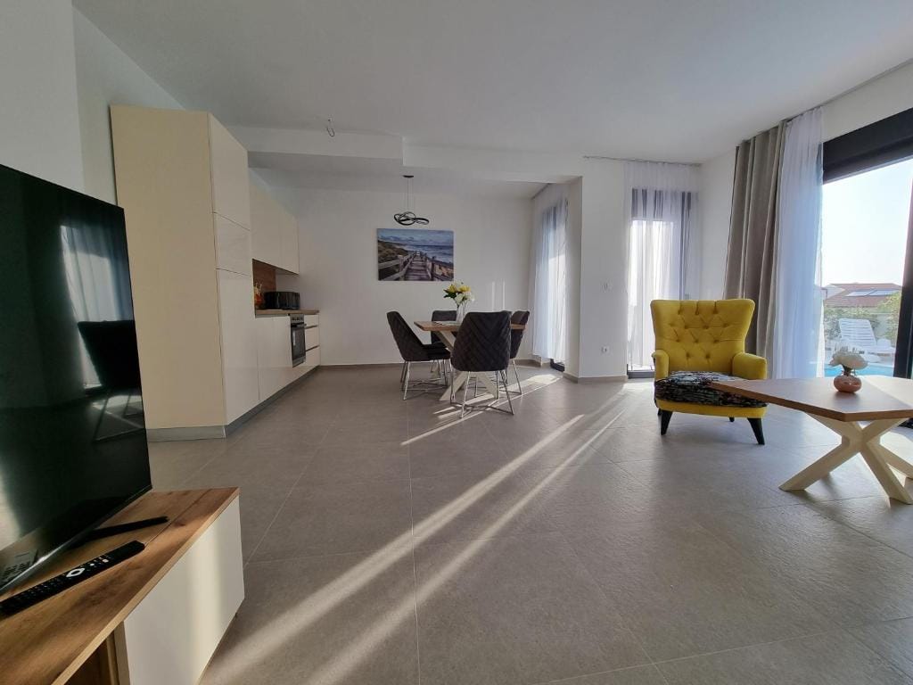 Shark Deluxe | Two Bedroom Apartment - Image 8