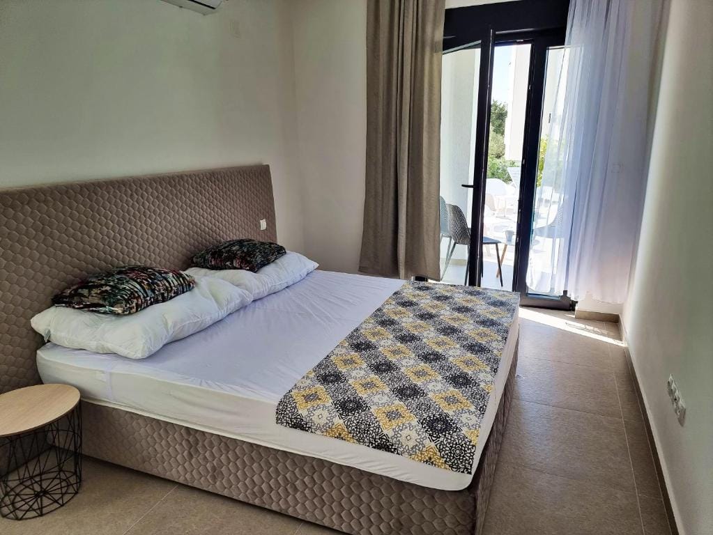 Shark Deluxe | Two Bedroom Apartment - Image 12
