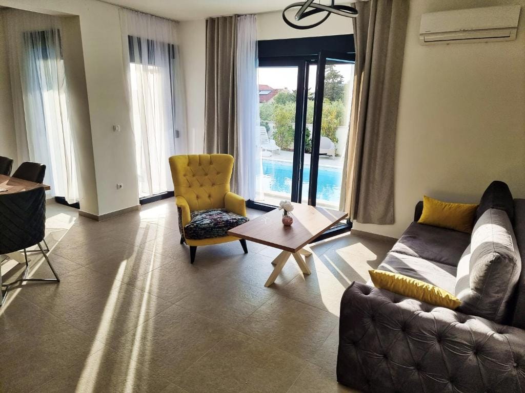 Shark Deluxe | Two Bedroom Apartment - Image 6