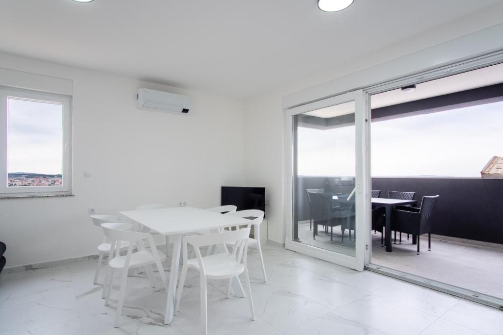 Villa Luna Deluxe 2 | Two Bedroom Apartment - Image 17